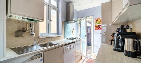 3 bedrooms House in Hounslow, United Kingdom No. 8497 3