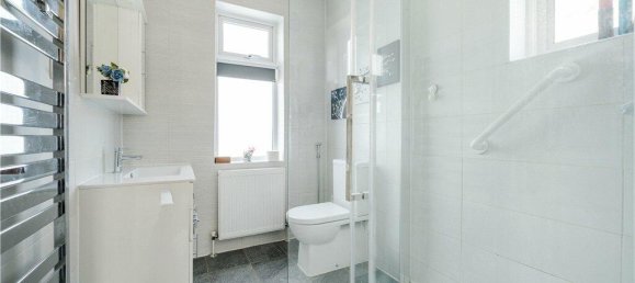 3 bedrooms House in Hounslow, United Kingdom No. 8497 14