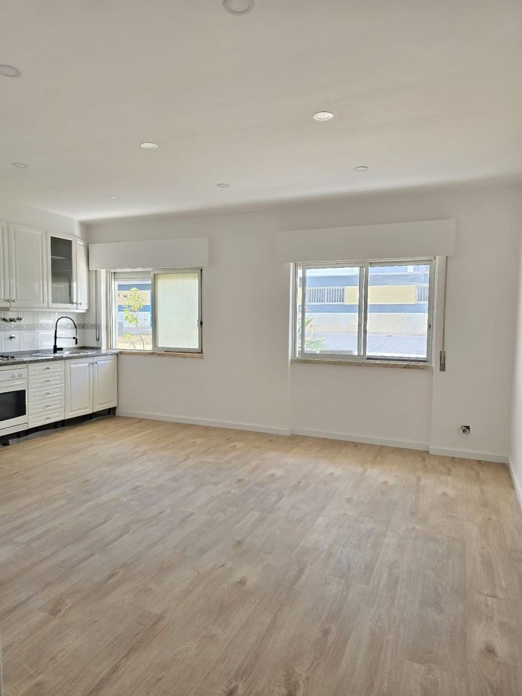 3 bedrooms Apartment in Corroios, Portugal No. 329548