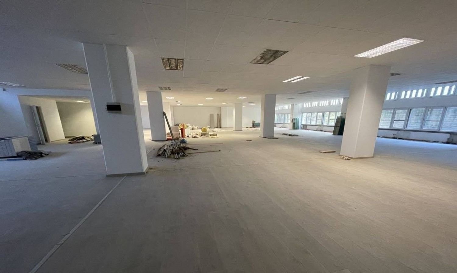 Oficina en Rozzano, Italy 700 m² No. 213436