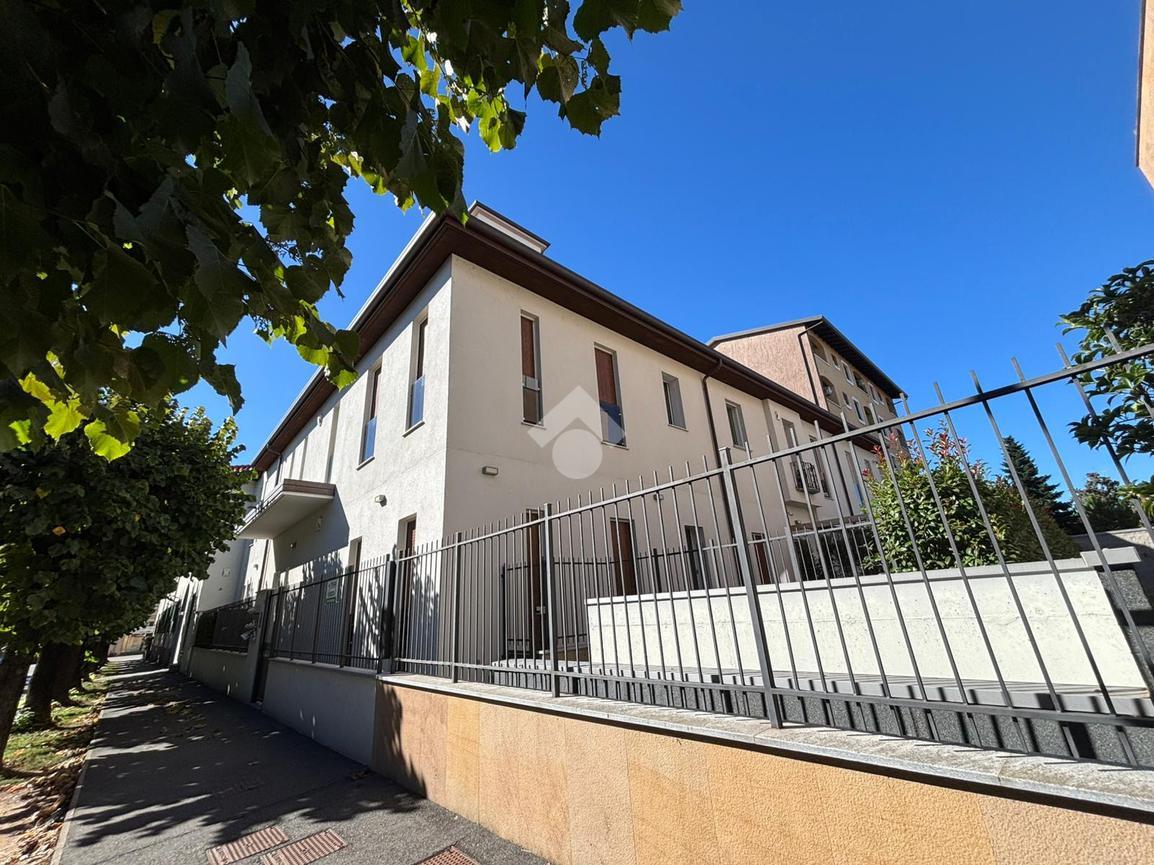 3 rooms Apartment in Magenta, Italy No. 133382