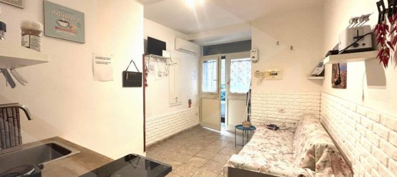 2 rooms Apartment in Naples, Italy No. 17781 2