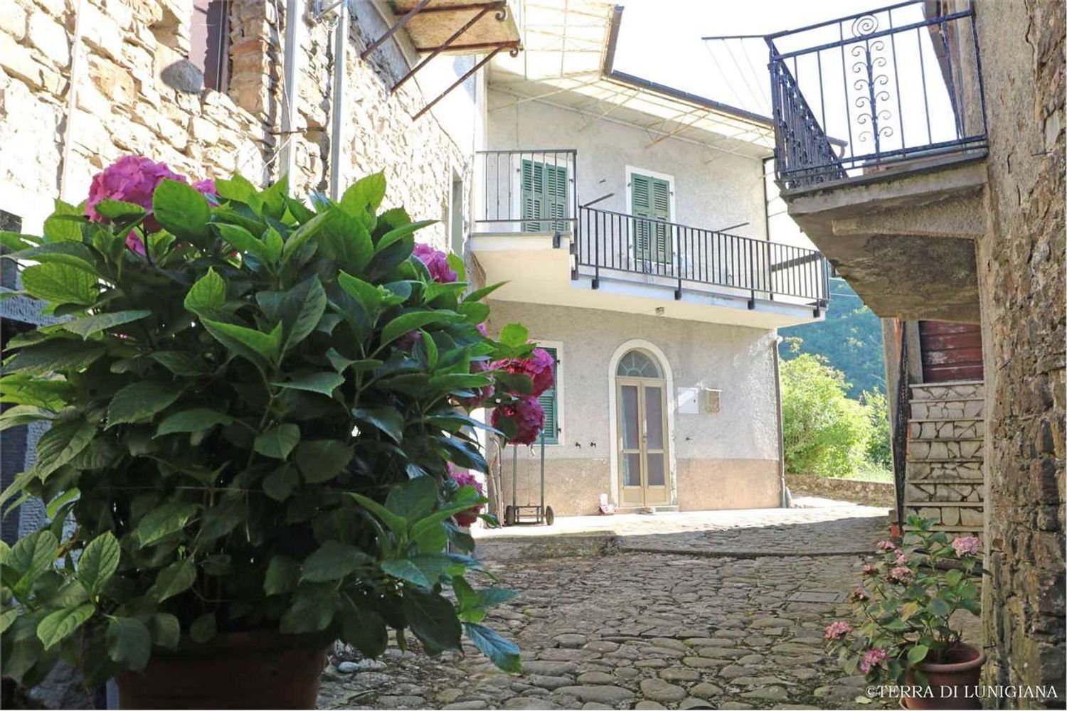 8 rooms House in Pontremoli, Italy No. 258607
