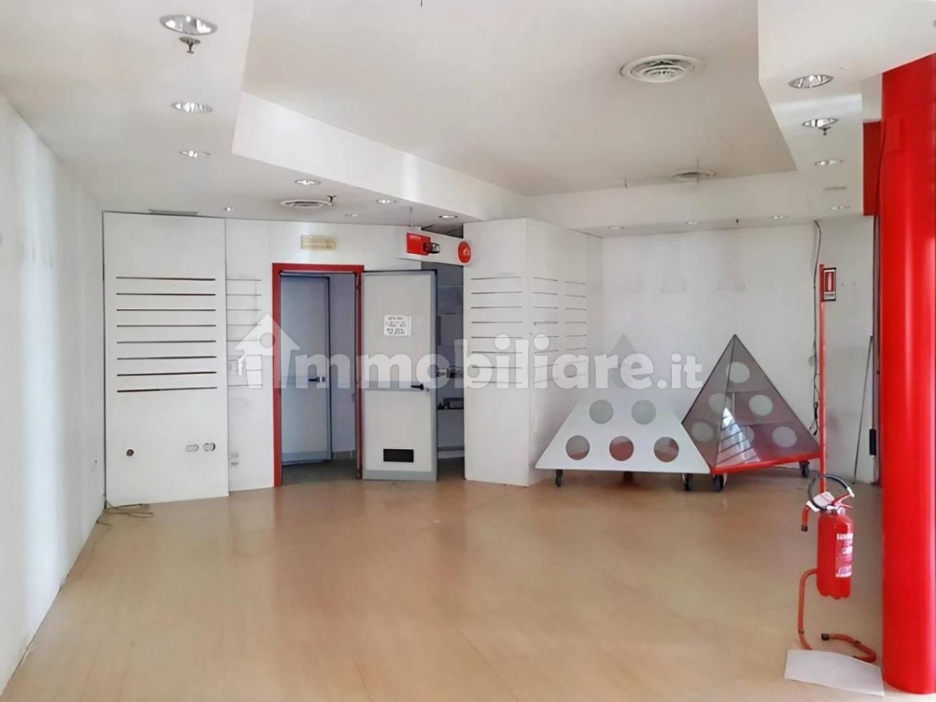 Propiedad comercial en Pordenone, Italy 60 m² No. 315783