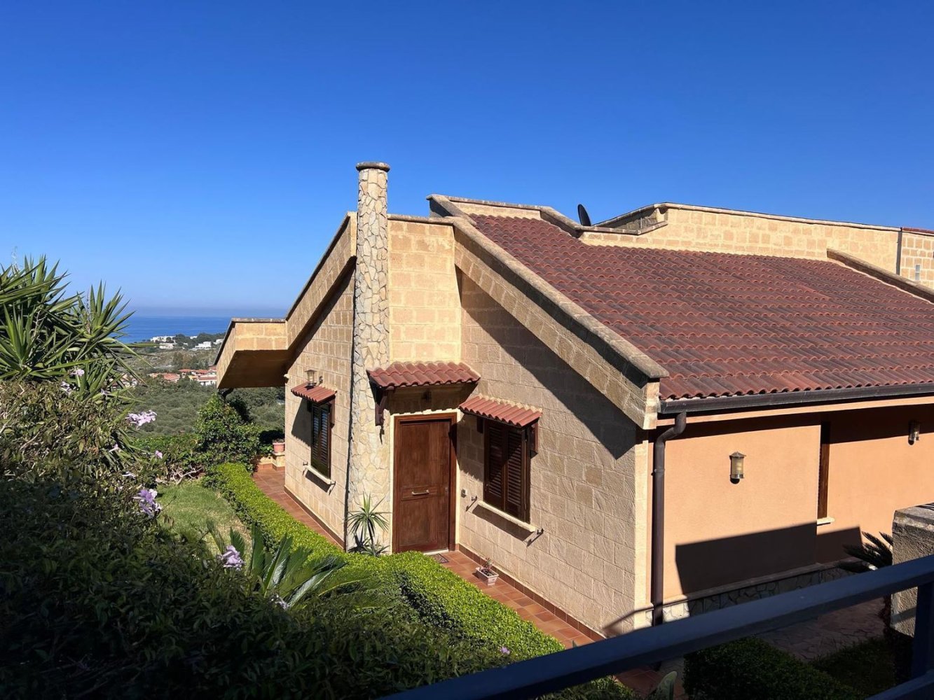 Villa de 4 habitaciónes en Altavilla Milicia, Italy No. 267530