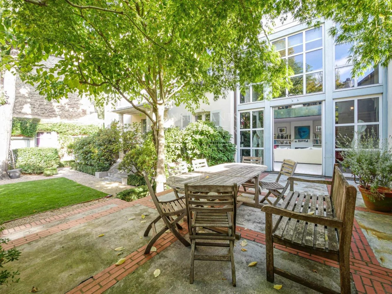 Отель, гостиница с 5 спальнями в Париж, Франция № 176878