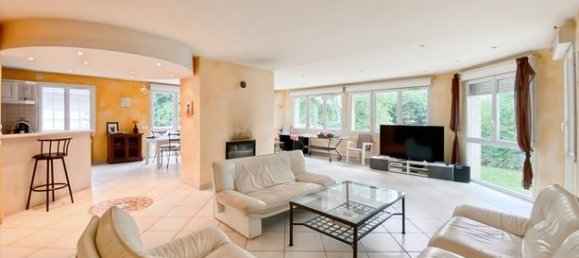 5 bedrooms House in Lons-le-Saunier, France No. 356684 3