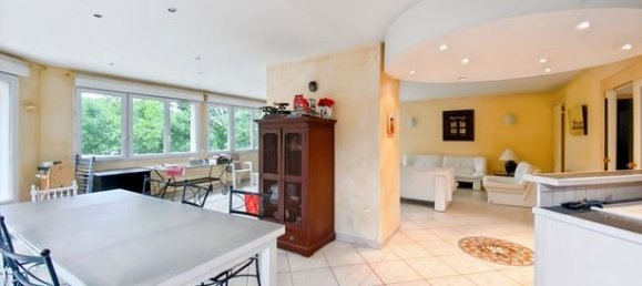 5 bedrooms House in Lons-le-Saunier, France No. 356684 4