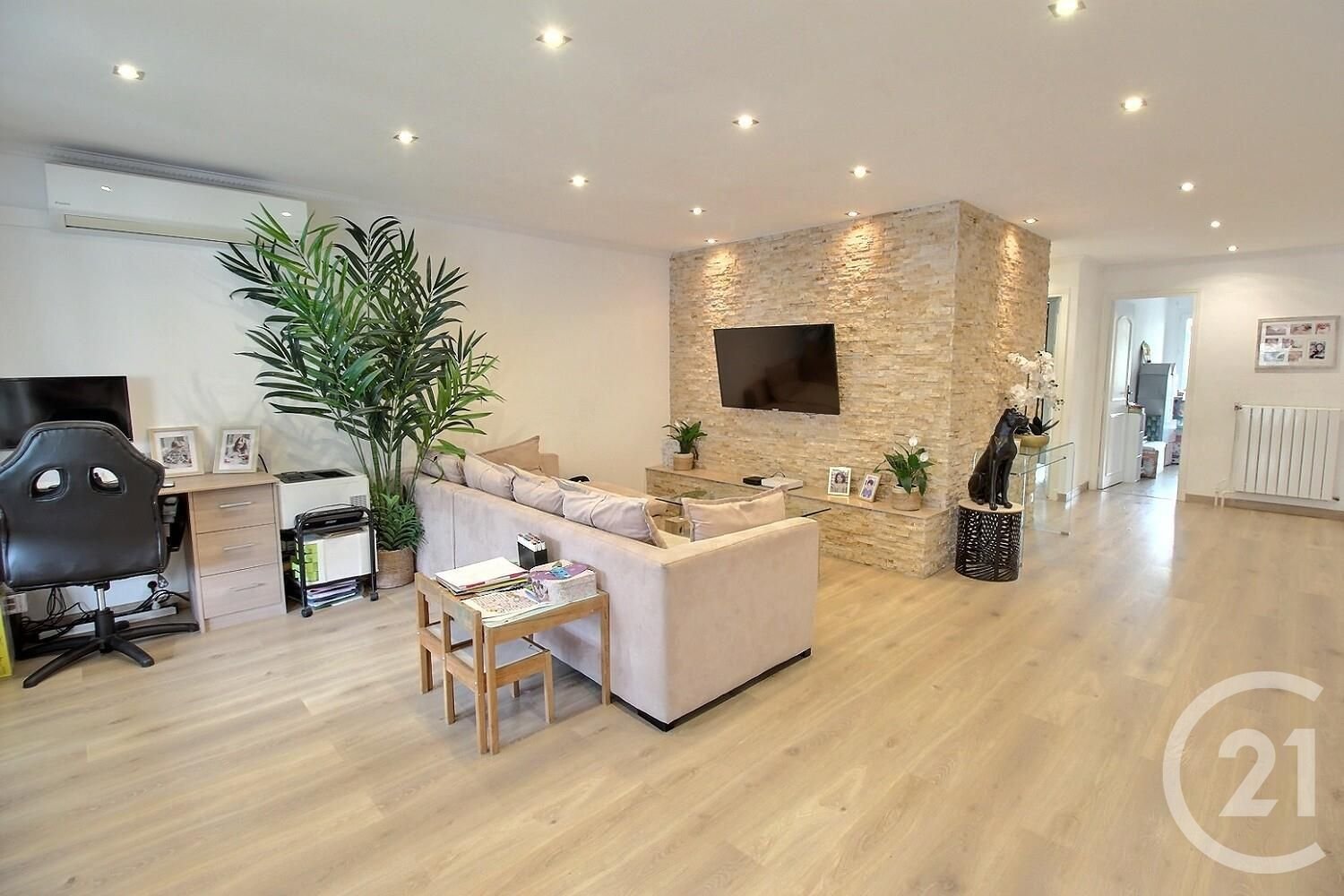 2 bedrooms Apartment in Nice, France No. 186687