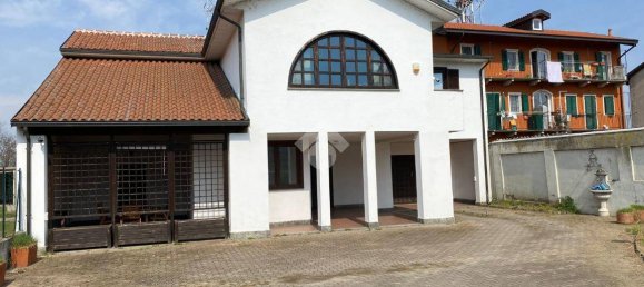 2 bedrooms Villa in Novara, Italy No. 90004 2