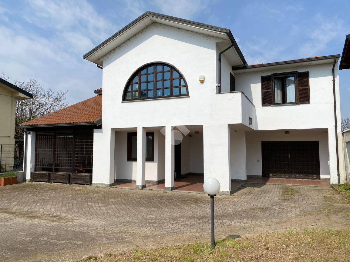 2 bedrooms Villa in Novara, Italy No. 90004