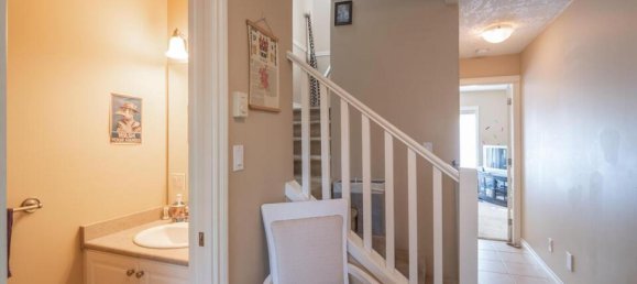 3 bedrooms House in British Columbia, Canada No. 1276 3