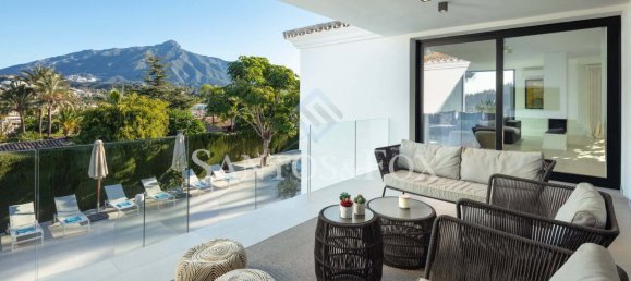4 bedrooms Villa in Marbella, Spain No. 30596 3