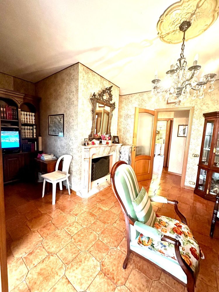 5 rooms Apartment in Massa, Italy No. 109945