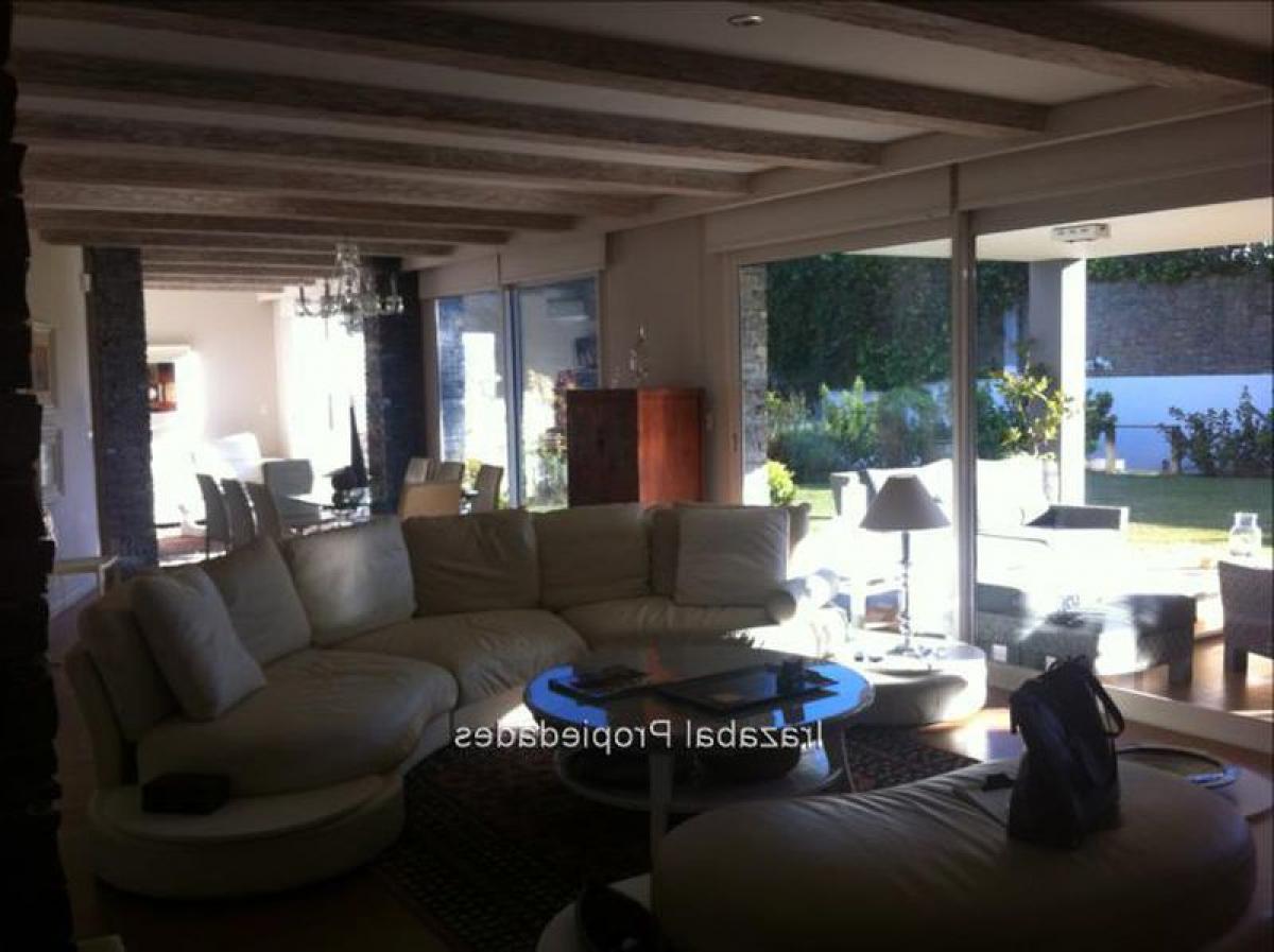 2 bedrooms House in Montevideo, Uruguay No. 5377