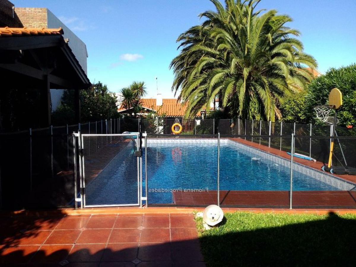 Casa de 3 dormitorios en Montevideo, Uruguay No. 1044