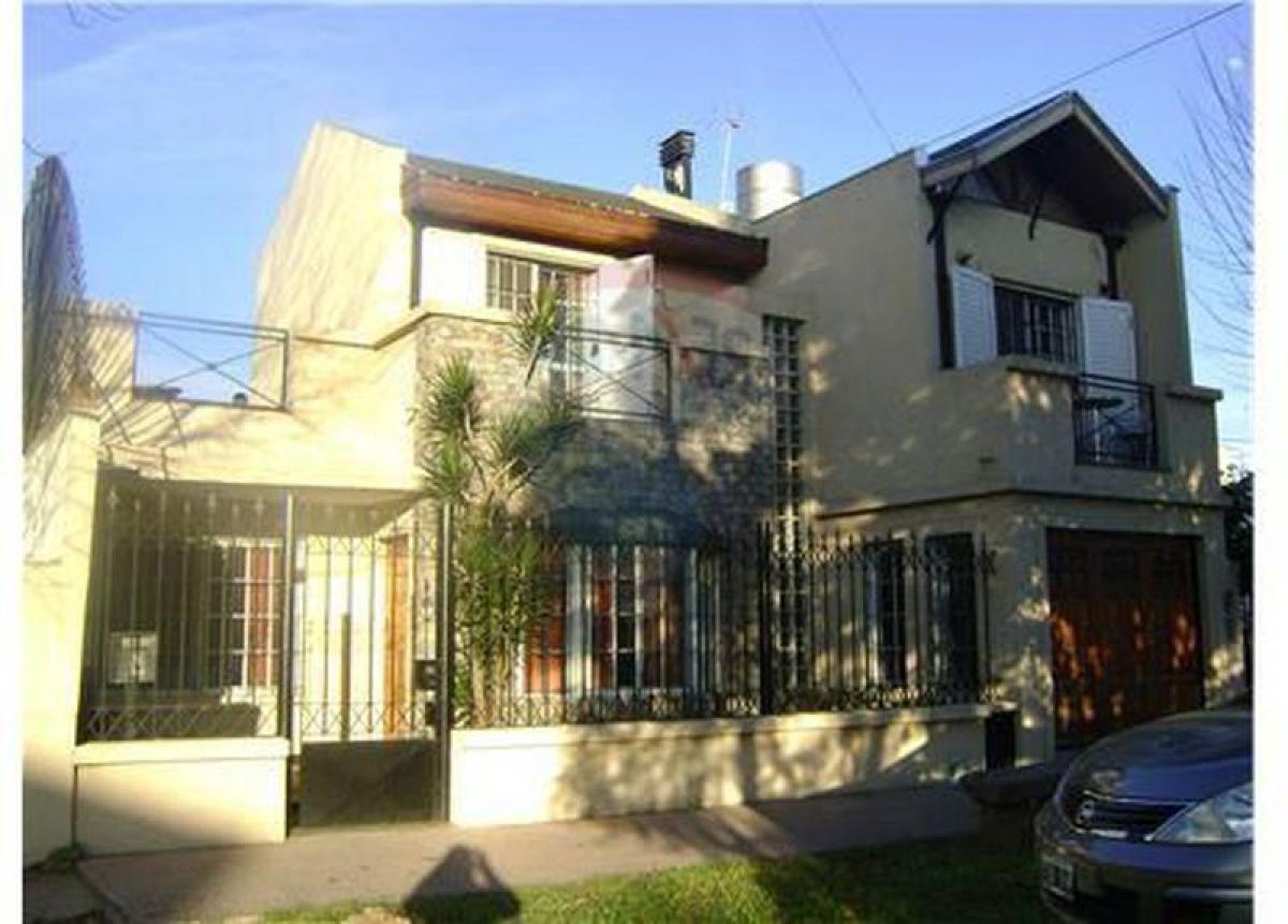 Дом с 4 спальнями в Кильмес, Аргентина № 18497