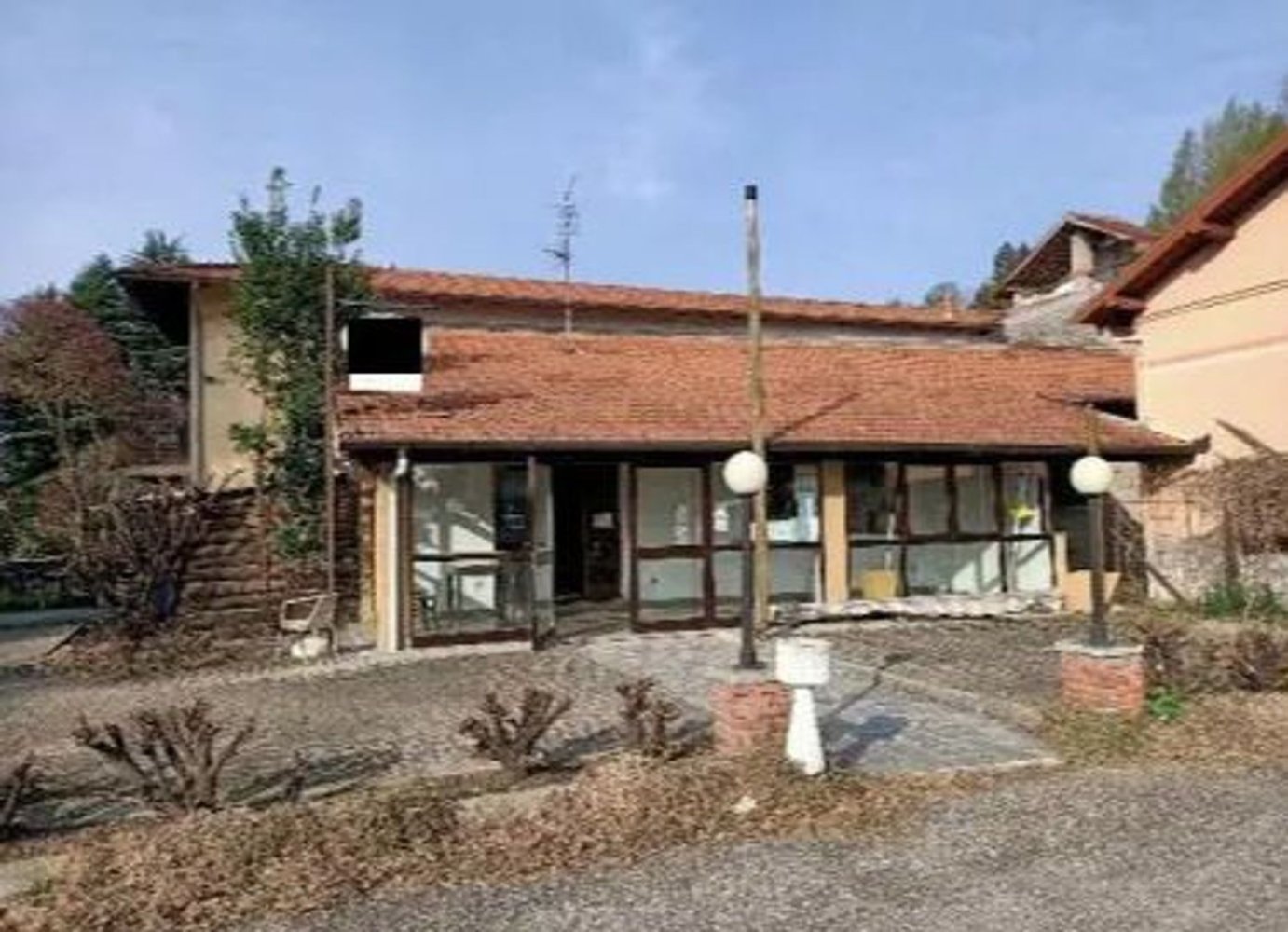 Propriété commerciale à Casalzuigno, Italy 372m² No. 98895