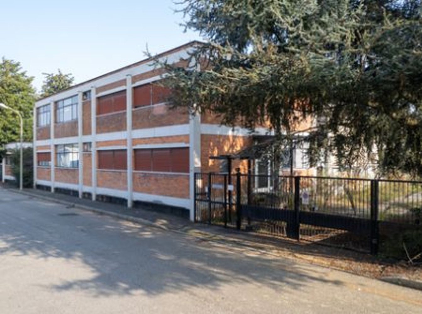 1895m² Building in Novate Milanese, Italy No. 113029