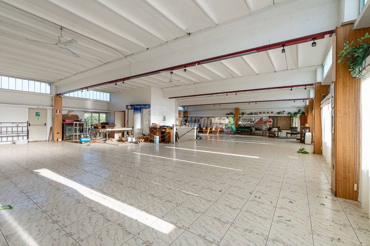 Склад с 2 комнатами в Сироло, Италия № 227166