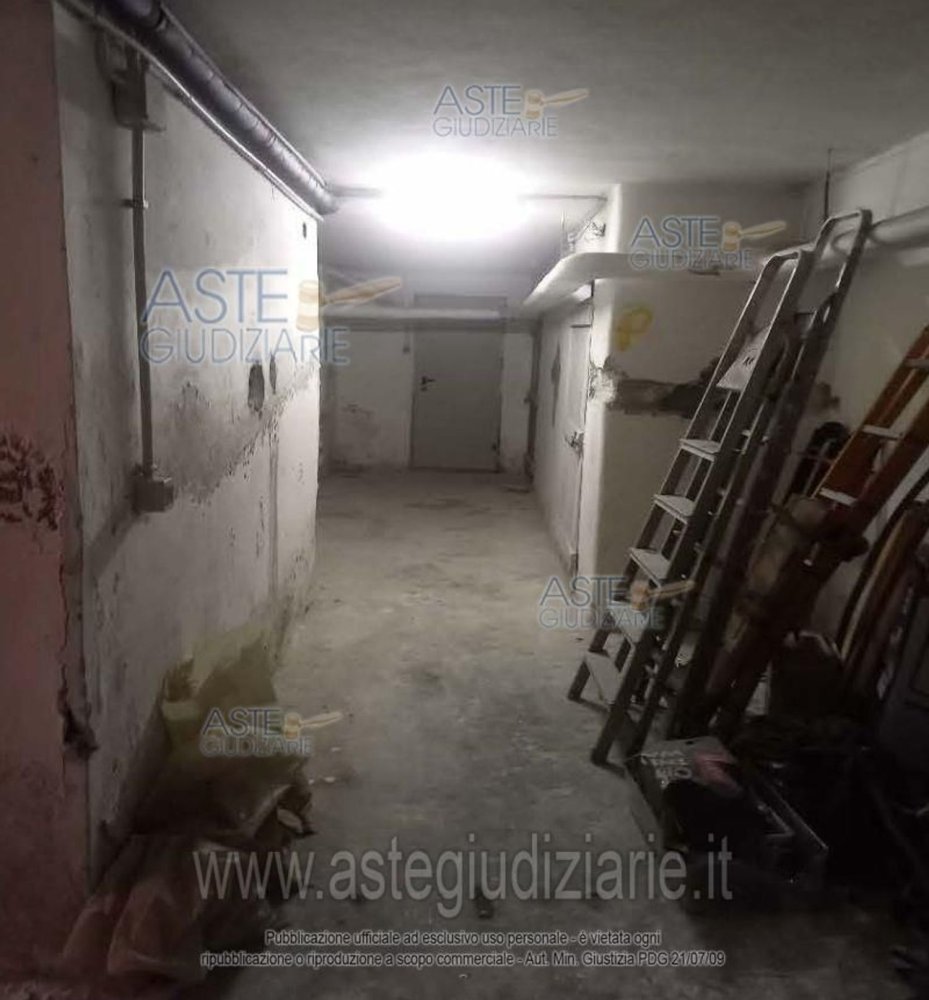 6 rooms Apartment in Rome, Italy No. 184619