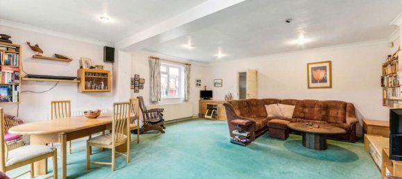3 Schlafzimmer Haus in Chessington, United Kingdom, Nr. 10219 2