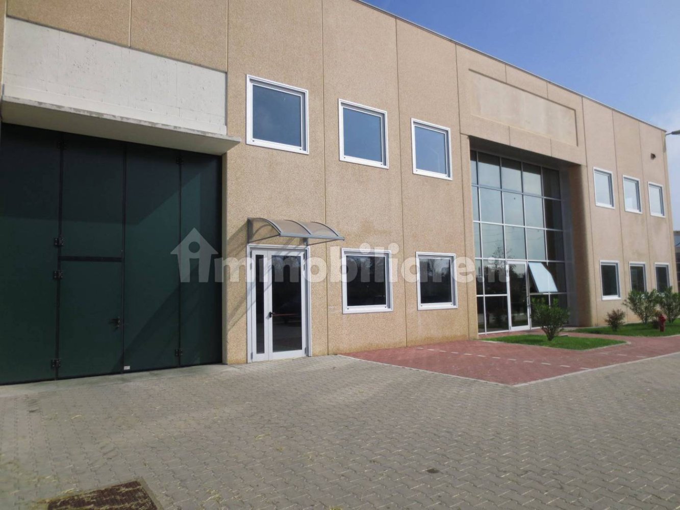 Склад с 3 комнатами в Арезе, Италия № 150369