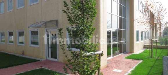 Склад с 3 комнатами в Арезе, Италия № 150369 7