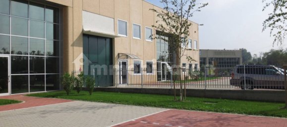 Склад с 3 комнатами в Арезе, Италия № 150369 5