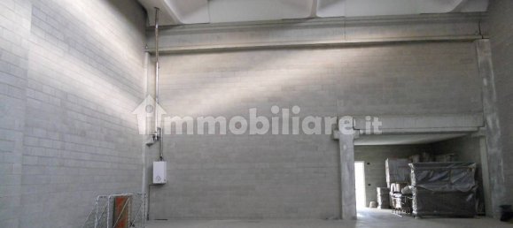 Склад с 3 комнатами в Арезе, Италия № 150369 20