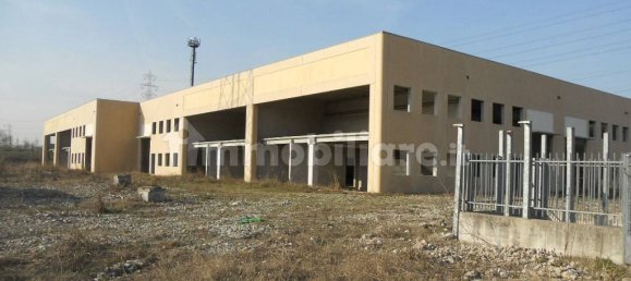 Склад с 3 комнатами в Арезе, Италия № 150369 14