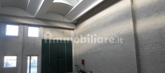 Склад с 3 комнатами в Арезе, Италия № 150369 19