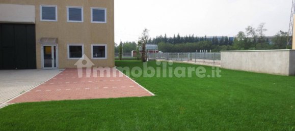 Склад с 3 комнатами в Арезе, Италия № 150369 8