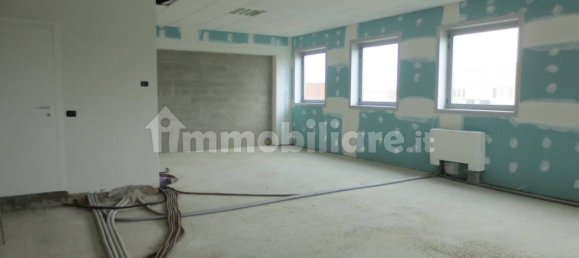 Склад с 3 комнатами в Арезе, Италия № 150369 9