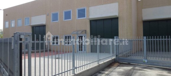 Склад с 3 комнатами в Арезе, Италия № 150369 6