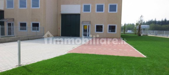 Склад с 3 комнатами в Арезе, Италия № 150369 2