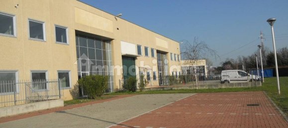 Склад с 3 комнатами в Арезе, Италия № 150369 18