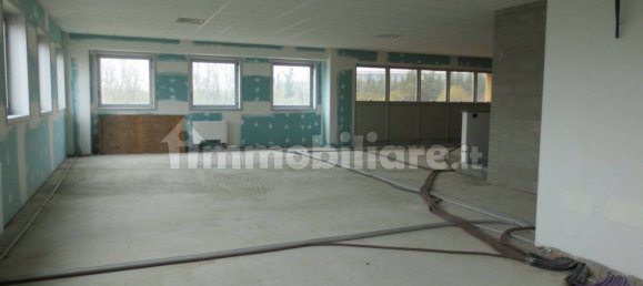 Склад с 3 комнатами в Арезе, Италия № 150369 10