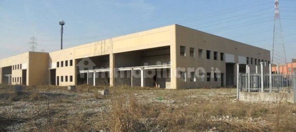 Склад с 3 комнатами в Арезе, Италия № 150369 11