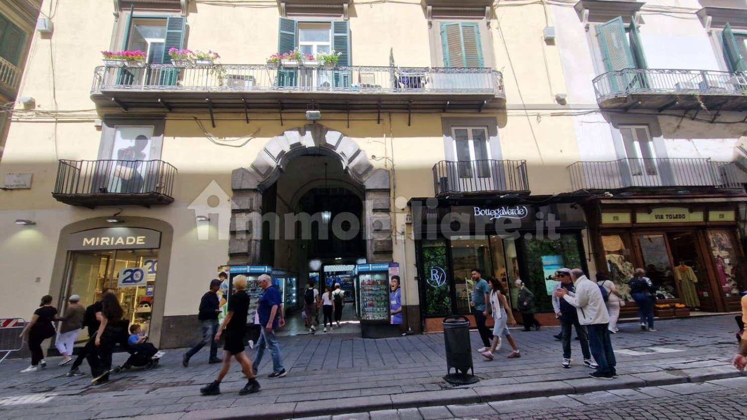 1-Zimmer Gewerbliche Immobilie in Naples, Italy, Nr. 319212