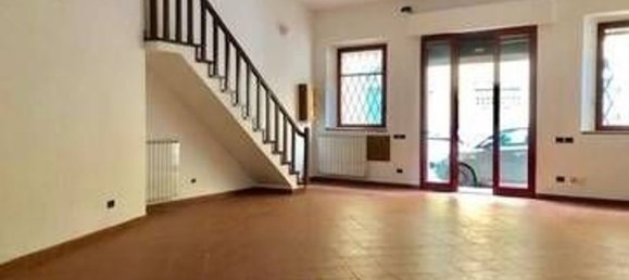 Entrepôt à Campi Bisenzio, Italy 2500m² No. 9825 12