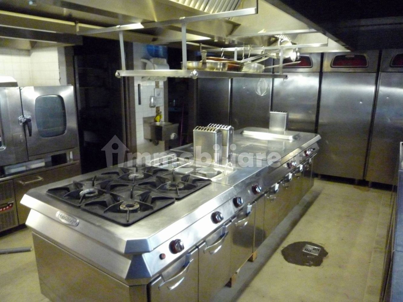 Коммерческая недвижимость с 4 комнатами в Лукка, Италия № 127746