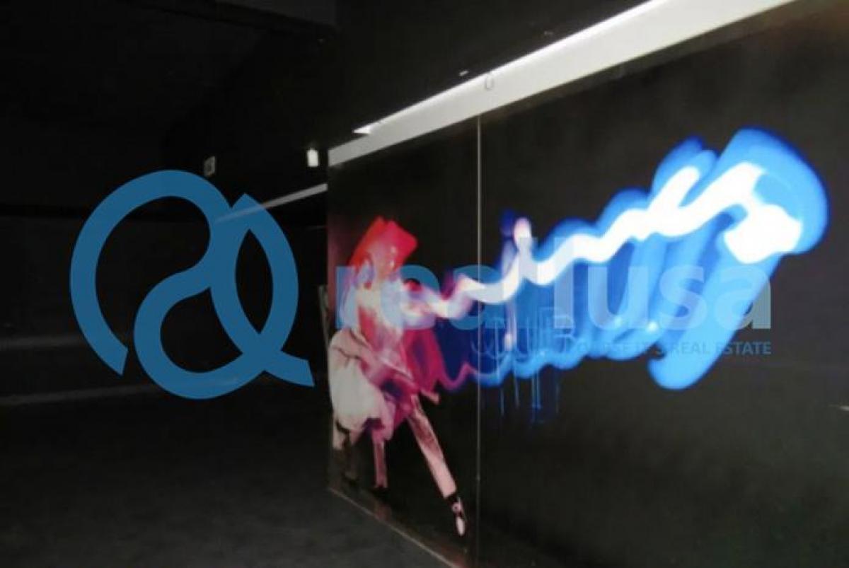 653m² Shop in Porto, Portugal No. 8093