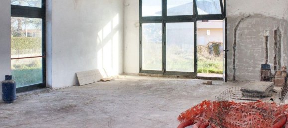 137m² Commercial property in Terricciola, Italy No. 85588 3