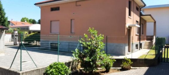 Вилла с 4 комнатами в Лонате Поццоло, Италия № 292246 2