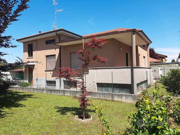 Вилла с 4 комнатами в Лонате Поццоло, Италия № 292246