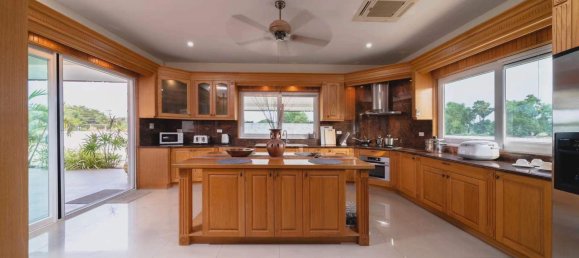 5 bedrooms Villa in Pattaya, Thailand No. 19156 12