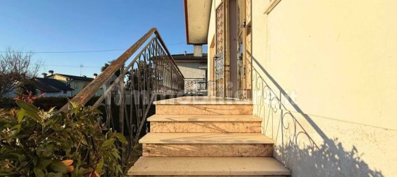 Casa de 3 dormitorios en San Michele al Tagliamento, Italy No. 220508 3