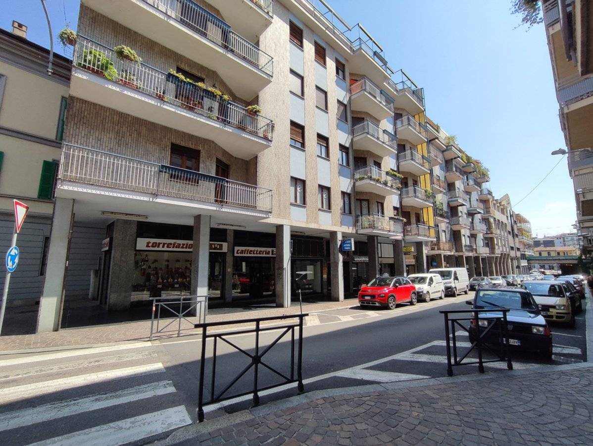 2 rooms Commercial property in Arona, Italy No. 108441