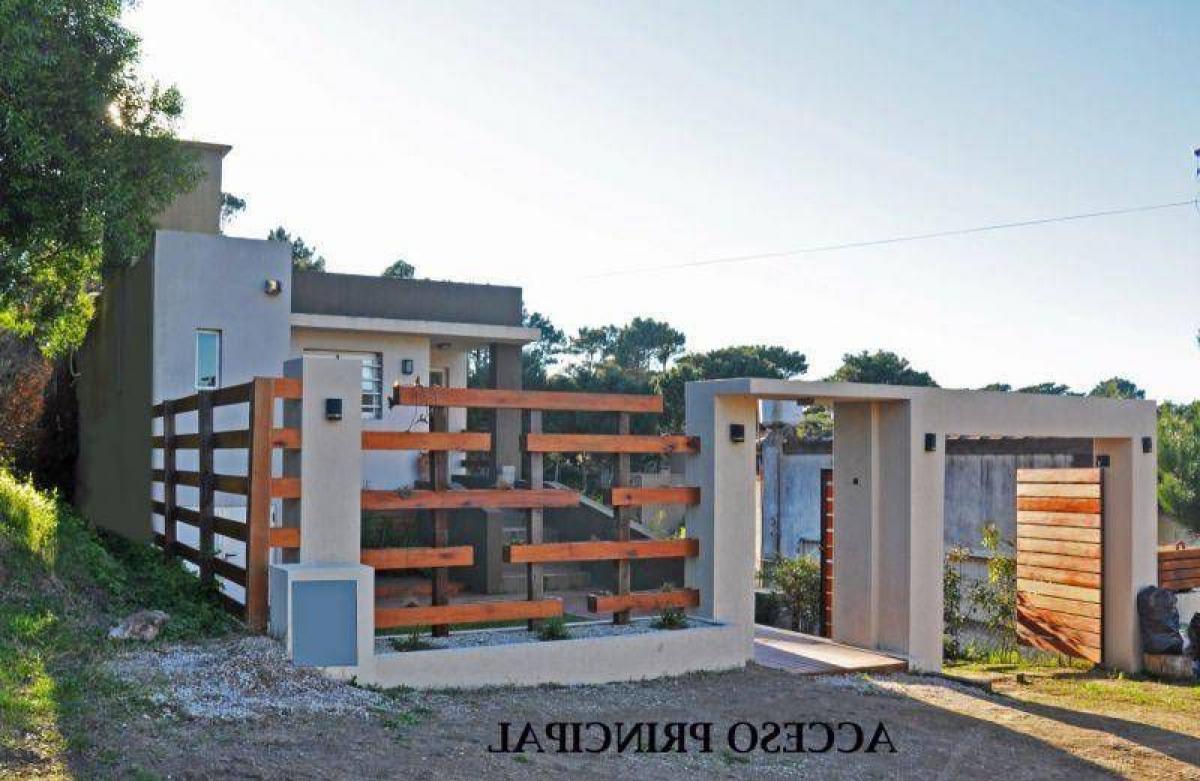 3 bedrooms House in Mar del Plata, Argentina No. 66164